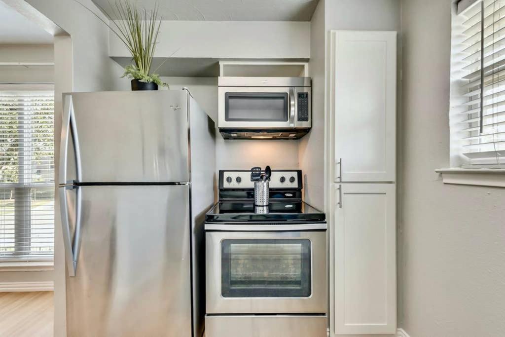 The Swank • Close To Downtown Apartment *